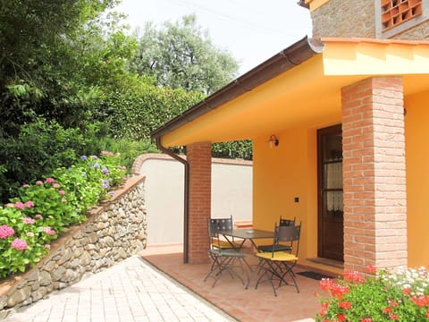 Property, Building, House, Real Estate, Home, Roof, Residential Area, Facade, Porch, Room