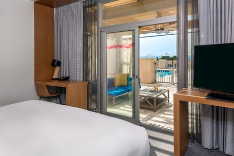 aloft, Traditional Room, 1 King Bed, Mountain View, Poolside | Pool | Outdoor pool