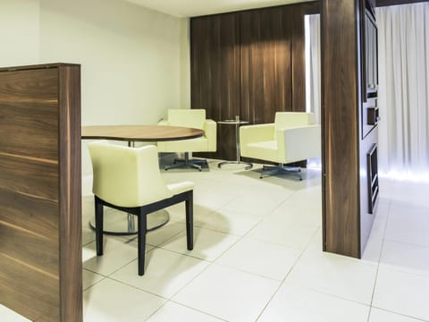 Minibar, in-room safe, desk, iron/ironing board