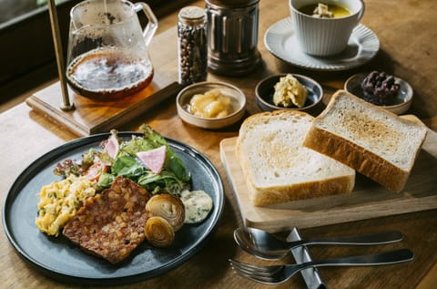 Daily cooked-to-order breakfast (JPY 3600 per person)