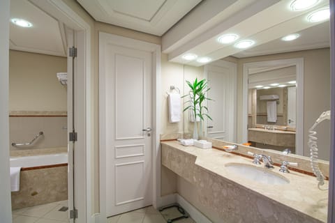 Super Luxo Casal Vista Piscina | Bathroom | Free toiletries, hair dryer, slippers, towels