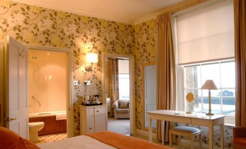 Double Room, Sea View | In-room safe, individually decorated, desk, iron/ironing board