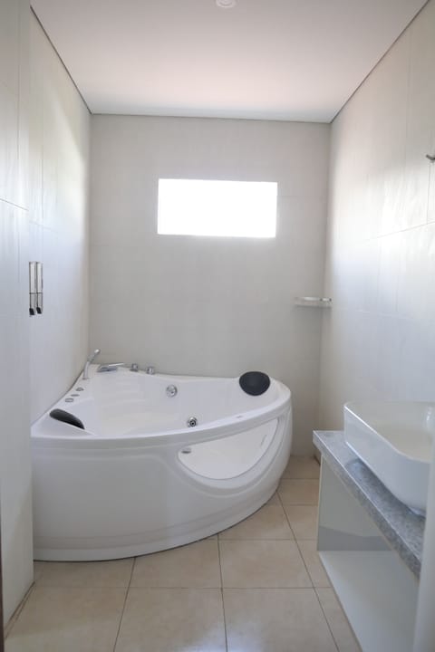 Family Double Balcony Room | Bathroom | Shower, rainfall showerhead, free toiletries, hair dryer