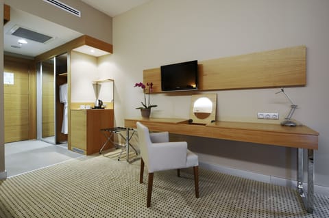 Standard Room, 1 King Bed, Non Smoking | Minibar, in-room safe, desk, iron/ironing board