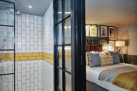 Comfort Double Room | Bathroom | Free toiletries, hair dryer, slippers, towels