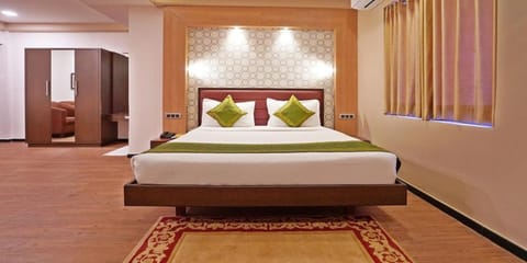 Deluxe Room | In-room safe, blackout drapes, iron/ironing board, free WiFi