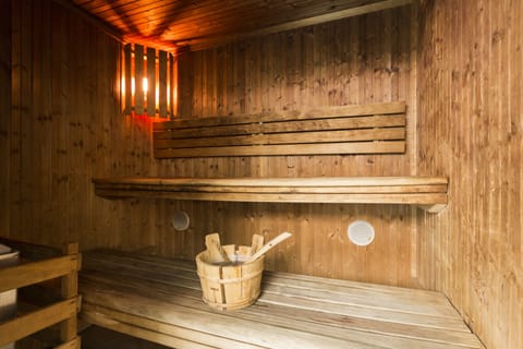 Couples treatment rooms, sauna, spa tub, steam room, Turkish bath