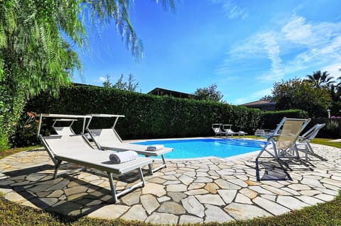 Cottage | Pool | Seasonal outdoor pool