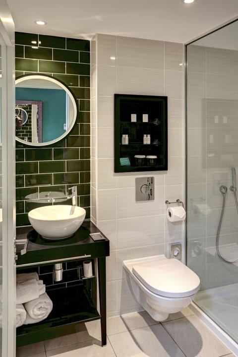 Shower, rainfall showerhead, free toiletries, hair dryer