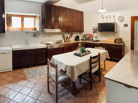 Cabinetry, Property, Furniture, Kitchen Sink, Tap, Countertop, Sink, Plumbing Fixture, Window, Table