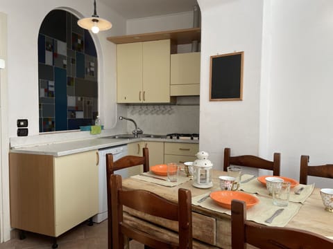 Table, Furniture, Property, Countertop, Tableware, Cabinetry, Food, Plant, Window, Chair