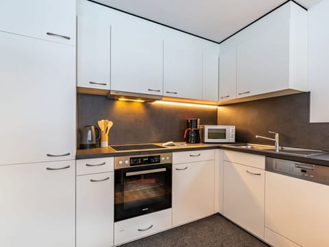 Countertop, Cabinetry, Property, Kitchen Stove, Kitchen Appliance, Home Appliance, Kitchen, Building, Wood, Lighting