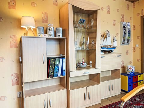 Shelf, Cabinetry, Shelving, Building, Wood, Interior Design, House, Wall, Bookcase, Flooring