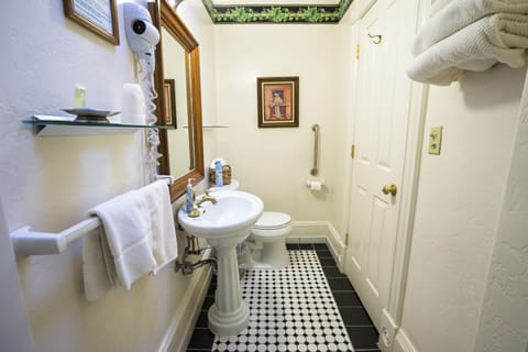 Standard Room, 1 Queen Bed, Courtyard View | Bathroom | Eco-friendly toiletries, hair dryer, towels