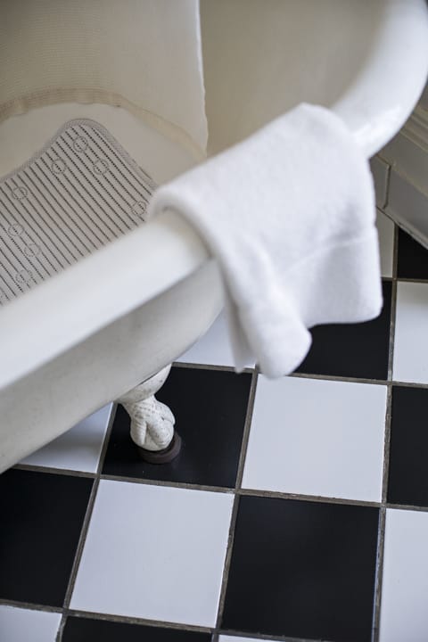 Classic Room, 2 Queen Beds | Bathroom amenities | Eco-friendly toiletries, hair dryer, towels