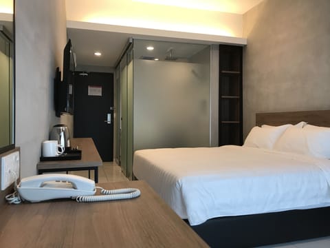 Superior King Room | Desk, laptop workspace, iron/ironing board, free WiFi