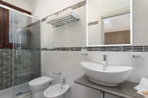 Double Room | Bathroom | Shower, rainfall showerhead, hair dryer, bidet