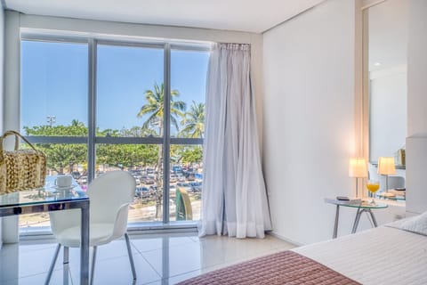 Premium Vista Cidade Casal | Minibar, in-room safe, desk, laptop workspace