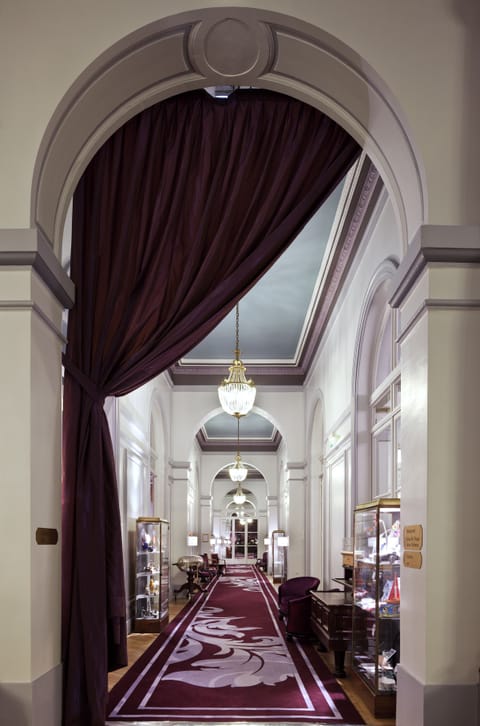 2 bars/lounges, beach bar