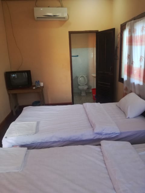 Twin Room with Air-condition | Iron/ironing board, free WiFi, bed sheets