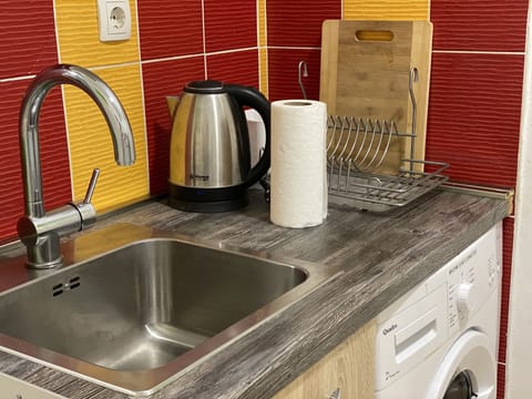 Standard Apartment | Private kitchen | Cookware/dishes/utensils, cleaning supplies