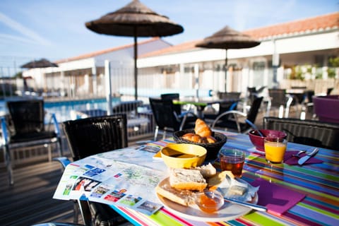 Daily buffet breakfast (EUR 13.5 per person)