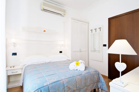 Economy Room, 1 Queen Bed | In-room safe, free WiFi, bed sheets