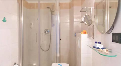 Superior Room | Bathroom | Shower, free toiletries, hair dryer, slippers