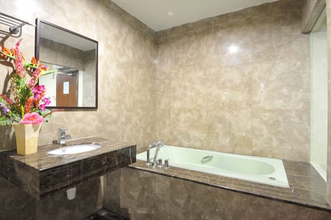 Premier Room, 1 King Bed | Bathroom | Shower, rainfall showerhead, designer toiletries, hair dryer