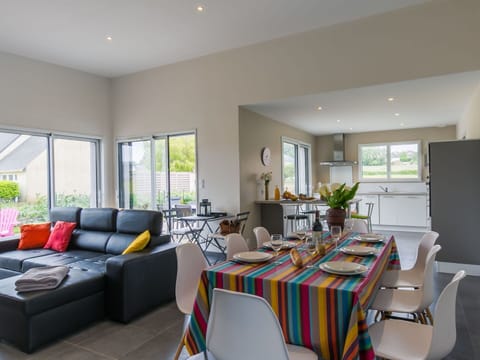 Property, Plant, Couch, Furniture, Table, Building, Interior Design, Chair, Shade, Living Room