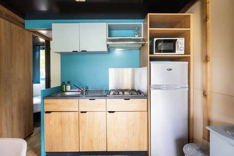 Comfort Chalet (Evasion) | Private kitchen | Stovetop, highchair, cookware/dishes/utensils