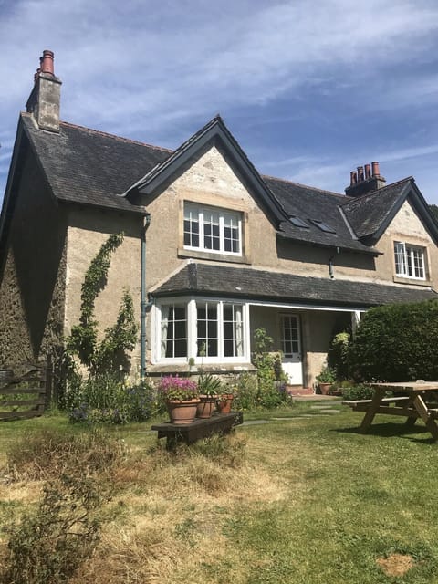 Thistle cottage (left)
Rowan Cottage (right)