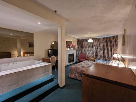 Luxury Suite, 1 King Bed (Spa Tub 2 Room) | Jetted tub