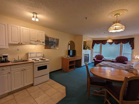 Junior Suite, Multiple Beds (2 Room) | Private kitchen | Full-size fridge, oven, stovetop, toaster