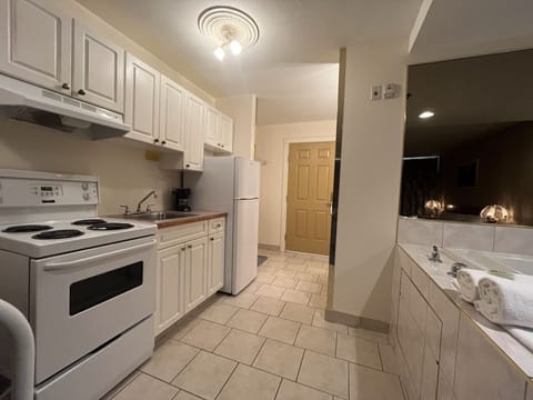Executive Room, 1 King Bed (Jacuzzi) | Private kitchen | Oven, stovetop, electric kettle, toaster