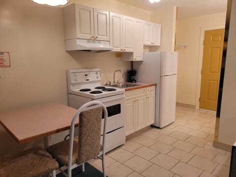 Executive Double Room, Multiple Beds, Jetted Tub | Private kitchen | Full-size fridge, oven, stovetop, electric kettle