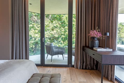 Luxury Suite, 1 King Bed, Jetted Tub, Executive Level | Premium bedding, down comforters, pillowtop beds, free minibar