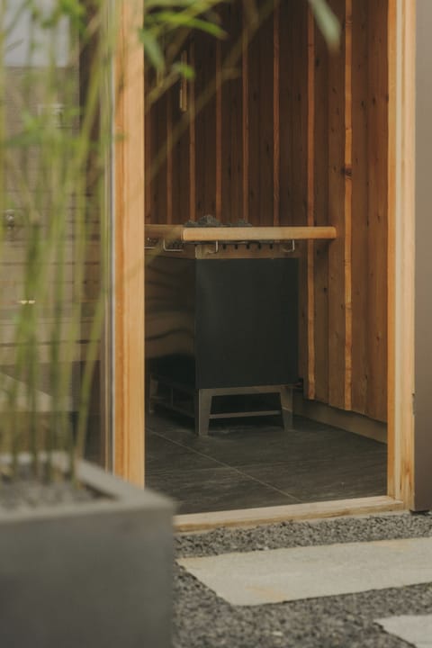 Sauna, hot tub, steam room, Turkish bath, body treatments, aromatherapy