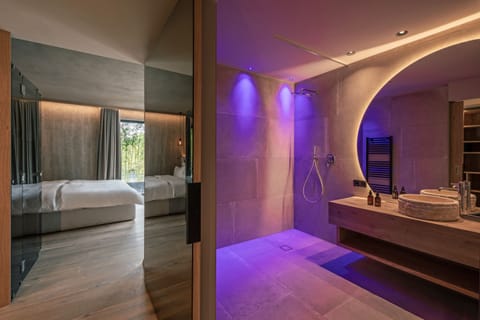 Design Suite, 1 King Bed, Hot Tub, Ground Floor | Premium bedding, down comforters, pillowtop beds, free minibar