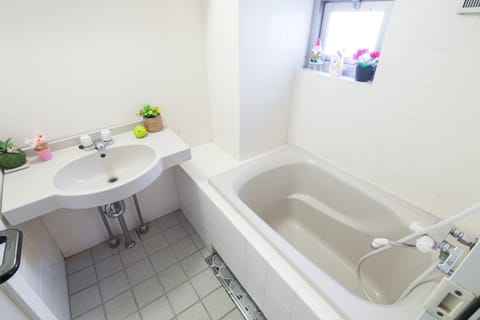 Apartment near Shibuya Station 04 | Bathroom | Combined shower/tub, towels
