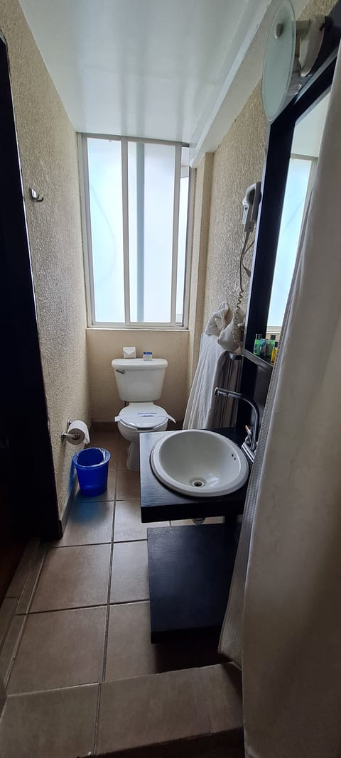 Double Room | Bathroom | Shower, rainfall showerhead, hair dryer, towels