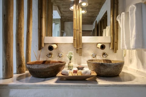 Loft (Espelho) | Bathroom | Shower, designer toiletries, hair dryer, bathrobes