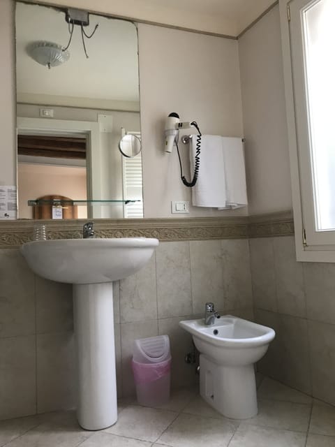 Classic Double or Twin Room | Bathroom | Shower, free toiletries, hair dryer, bidet