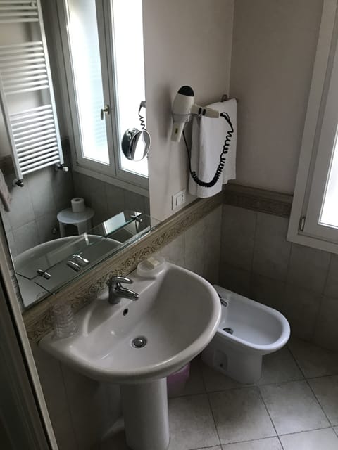 Classic Double or Twin Room | Bathroom | Shower, free toiletries, hair dryer, bidet