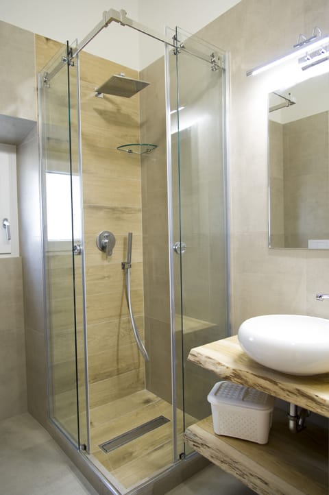 Superior Quadruple Room (Jungle) | Bathroom | Shower, rainfall showerhead, free toiletries, hair dryer