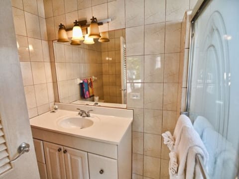 Standard King Room (Black Mango) | Bathroom | Free toiletries, hair dryer, towels