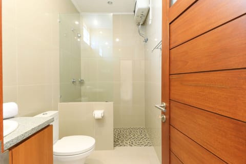 Deluxe Double Room | Bathroom | Shower, free toiletries, towels
