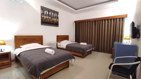 Deluxe Twin Room | Desk, blackout drapes, free WiFi, bed sheets