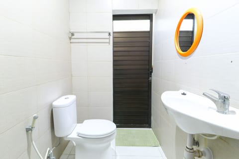 Standard Room | Bathroom | Shower, towels