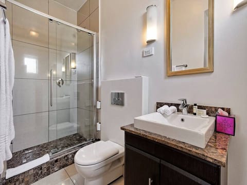 Standard Suite, 1 Queen Bed | Bathroom | Free toiletries, towels